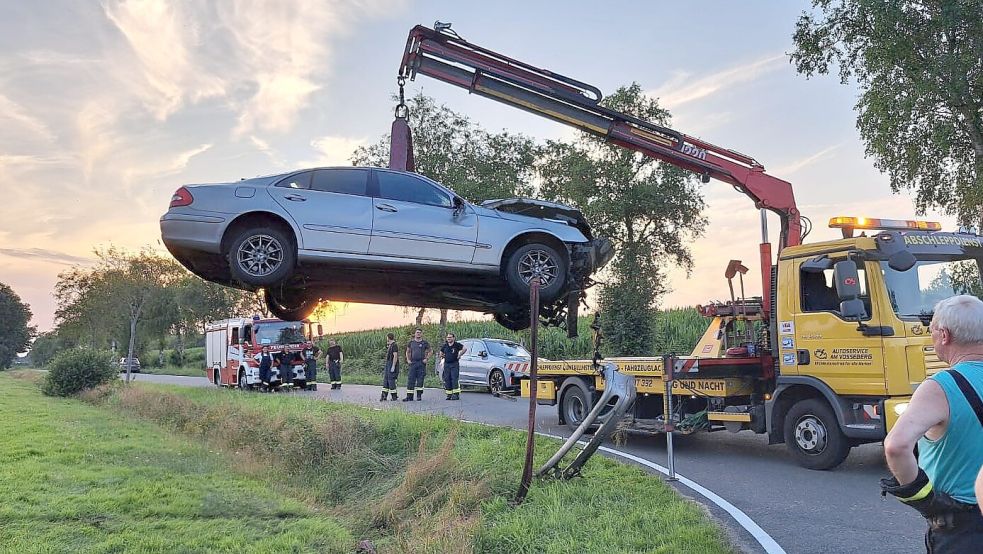 Das Fahrzeug wurde vom Feld gehoben. Foto: Feuerwehr