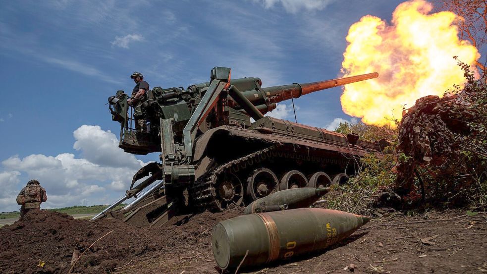 Die ukrainischen Streitkräfte kämpfen in der Region Donbass gegen den Vormarsch der russischen Truppen. (Archivbild) Foto: Evgeniy Maloletka/AP/dpa