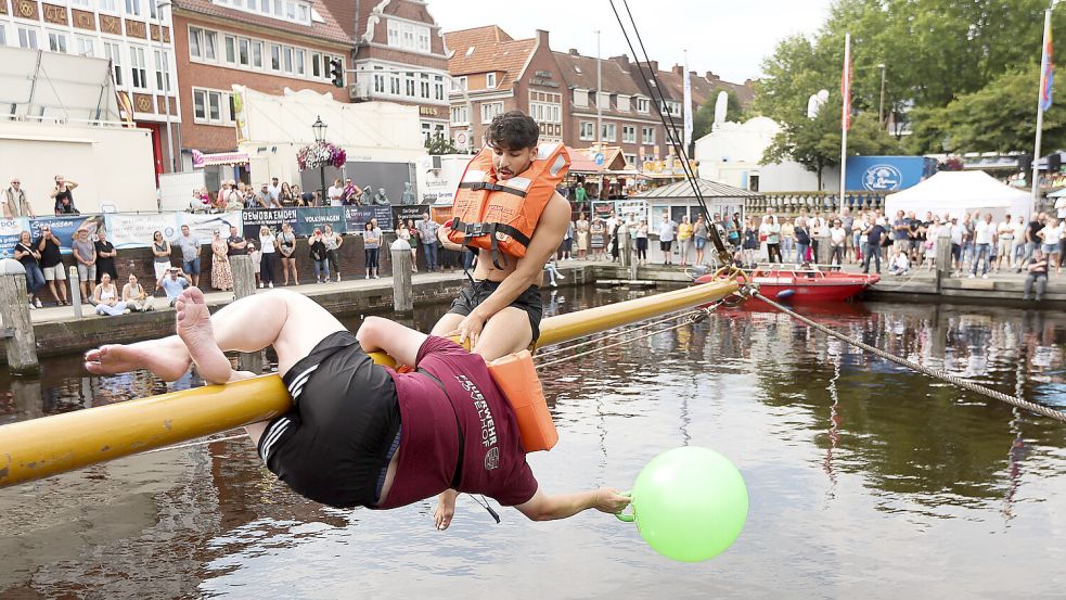 Bei der Kutter-Challenge im Ratsdelft landete so manch Teilnehmer im Wasser. Foto: J. Doden / Emden