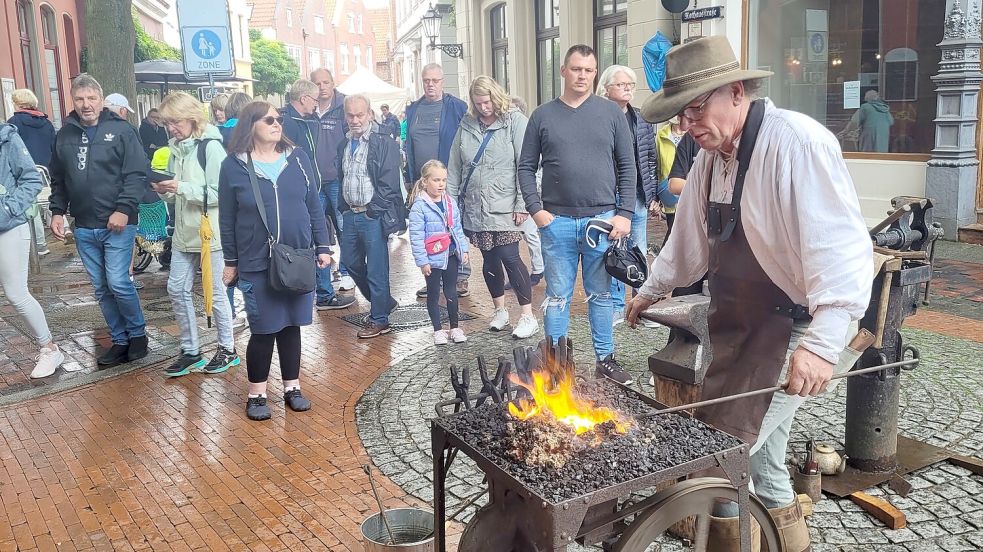 Schmied Rolf Schaa zeigte 2023 beim Kunst- und Handwerkermarkt in der Leeraner Altstadt sein Können. Foto: Wolters