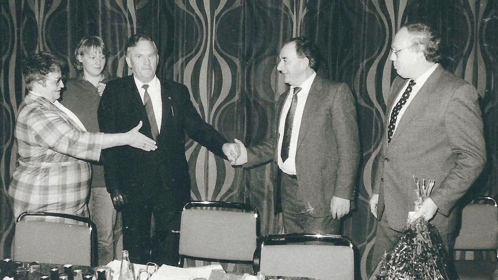 1986 wurde Harm Schoone (Zweiter von rechts) Bürgermeister von Großefehn und löste Ursula Balsen (links) damit ab. Das Bild zeigt außerdem (von links) die Ratsmitglieder Antje Gronewold, Rolf Saathoff und Martin Saathoff. Foto: Hinrich Trauernicht