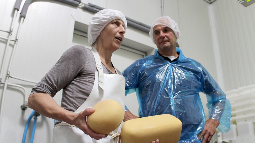 In der hofeigenen Käserei präsentierten Dagmar Meerjans und Ludger Engeln ihren ausgezeichneten „Papenburger Abendrot“. Foto Christian Belling