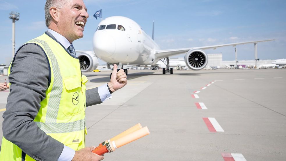 Künftig darf Lufthansa Technik die Kabinen der Boeing Dreamliner umbauen. (Archivbild) Foto: Hannes P. Albert/dpa