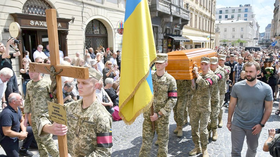 Soldaten tragen den Sarg der ermodeten früheren Parlamentsabgeordneten Iryna Farion während einer Beerdigungszeremonie. (Foto aktuell) Foto: Mykola Tys/AP/dpa