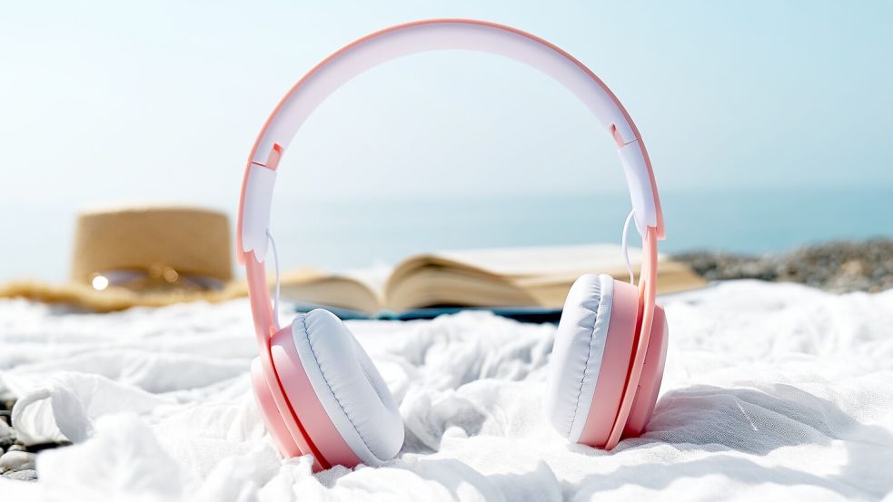 Am Strand, am Badesee oder auf dem Sofa: Podcasts kann man überall hören. Foto: Trimarchi/Stock.adobe.com