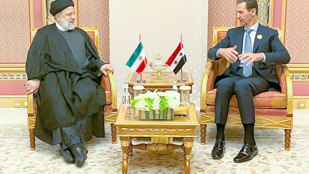 Der Iranische Präsident Ebrahim Raisi (l) and Syrische Präsident Bashar al-Assad (r). Letztes Jahr wurde Syrien wieder in die Arabische Liga aufgenommen. Foto: imago/ZUMA Wire