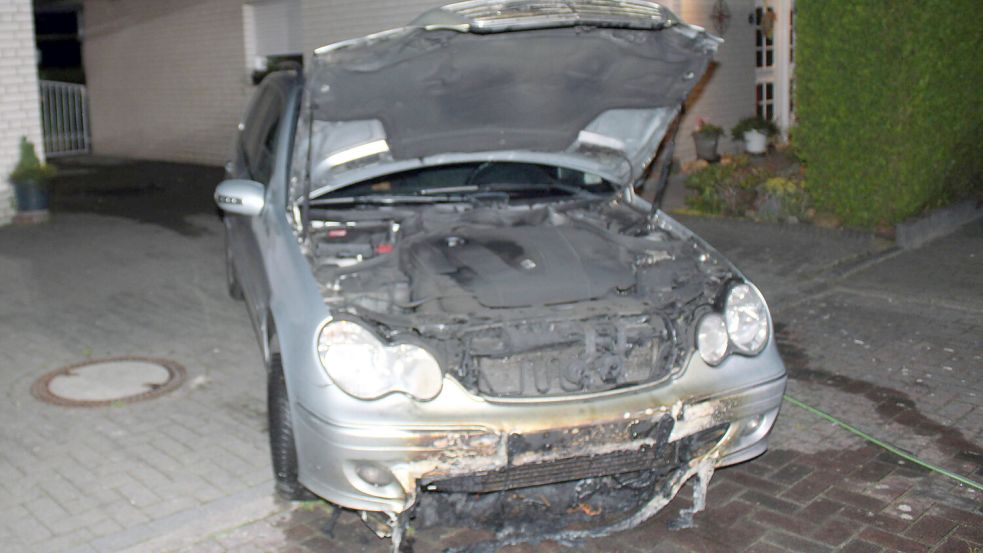 Ein Mercedes stand in Flammen und brannte aus. Foto: Joachim Rand