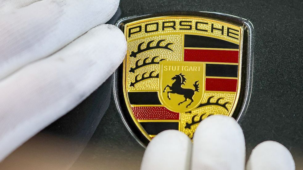 Porsche muss wegen Überschwemmungsschäden bei einem Aluminium-Zulieferer seine Prognosen senken. Foto: Jan Woitas/dpa