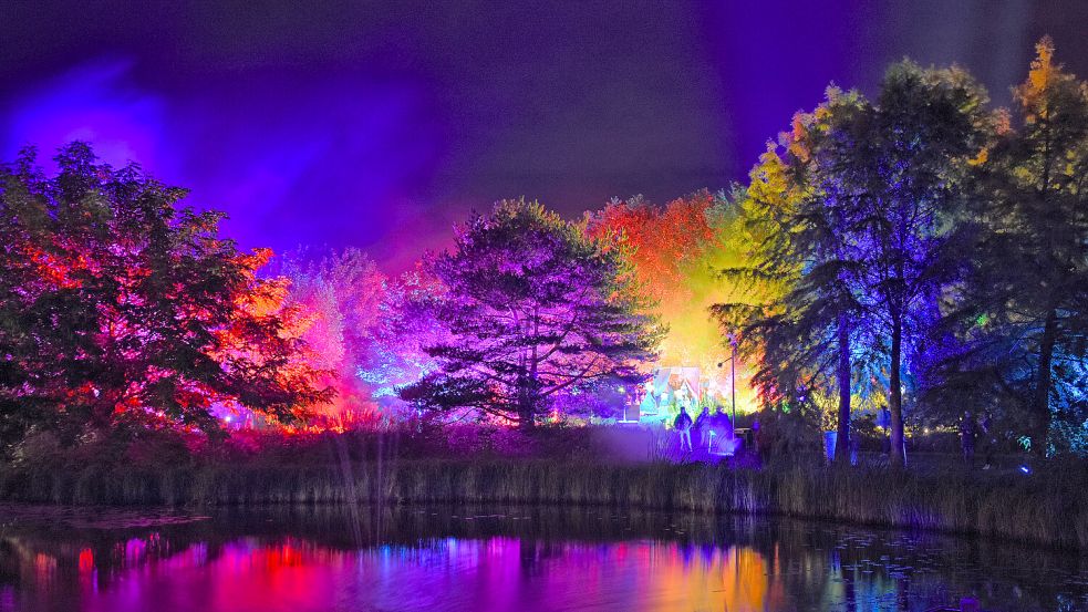 Der Park der Gärten erstrahlt in mystischem Licht.