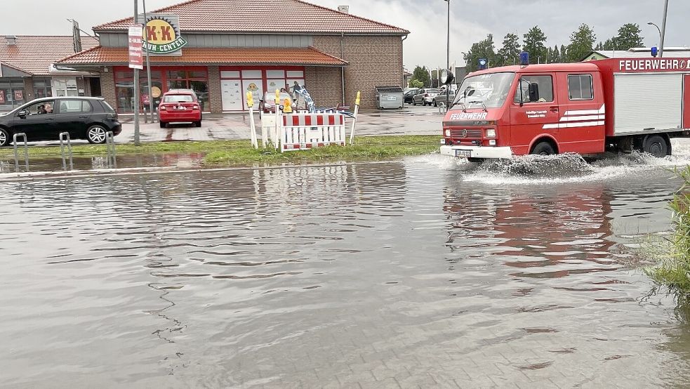 Das Unwetter sorgte auch in Pewsum für Regenmassen, wie hier in der Handelsstraße. Fotos: Feuerwehr