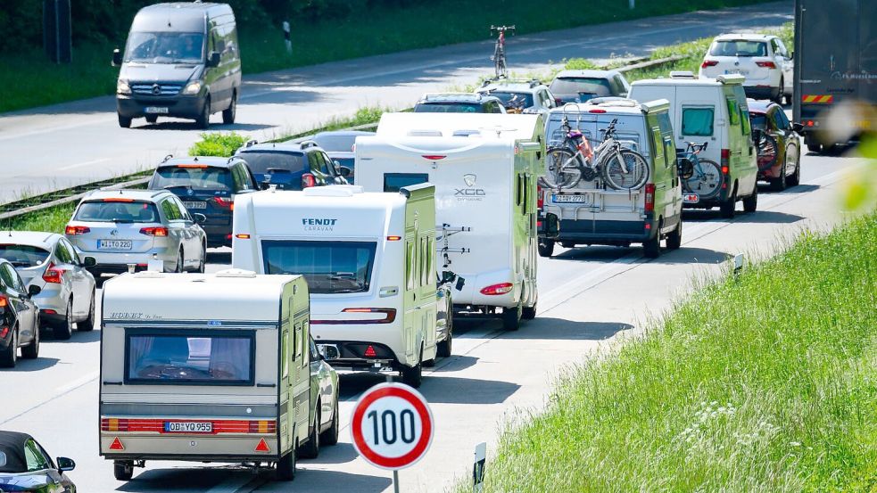 Die rechte Spur im Urlaubsverkehr gehört zunehmend den Wohnmobilen und Wohnwagen-Gespannen. (Symbolbild) Foto: Jonas Walzberg/dpa