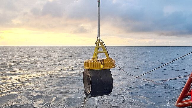 Die Bergung der Ladung kommt voran: Die ersten 114 Stahlbandrollen wurden aus dem Wrack der Verity geborgen. Quelle: WSV/brand Marine Consultants GmbH