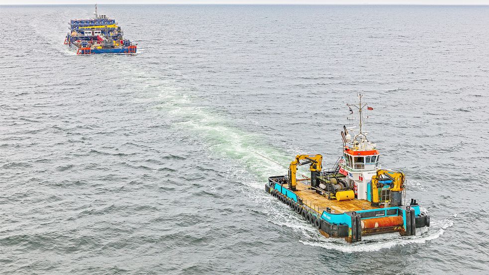 Im Schleppverband mit Schlepper VOE EARL erreicht die mit einem Kran ausgestattete Koole Barge K10031 das Wrackgebiet. Foto: Koole/Flying Focus.