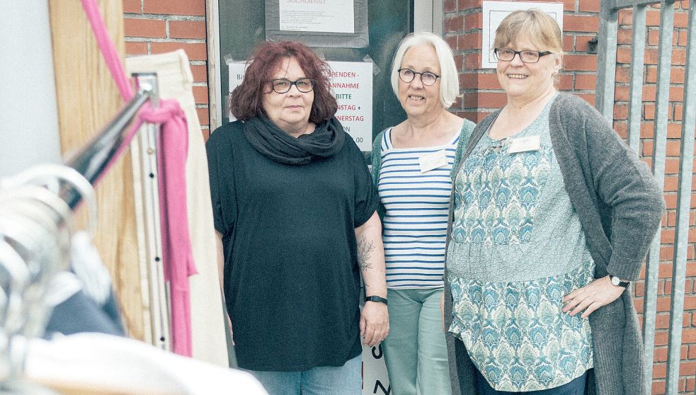 Martina Menken (DRK, von links), Susanne Eggert und Helen Reiners, evangelische beziehungsweise katholische Seelsorgerin im Borro, vor der Kleiderkammer des DRK Leer am Haus Deichstraße. Foto: privat