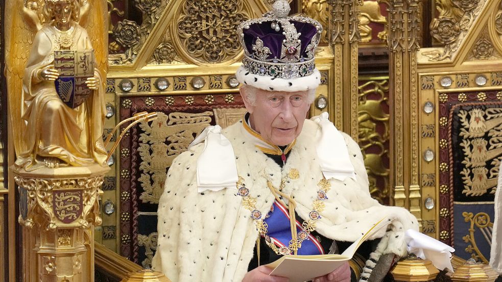 König Charles III. verliest die Königsrede in der Lords Chamber während der Eröffnung des Parlaments im House of Lords im Palace of Westminster. Foto: picture alliance/dpa/PA Wire/Kirsty Wigglesworth