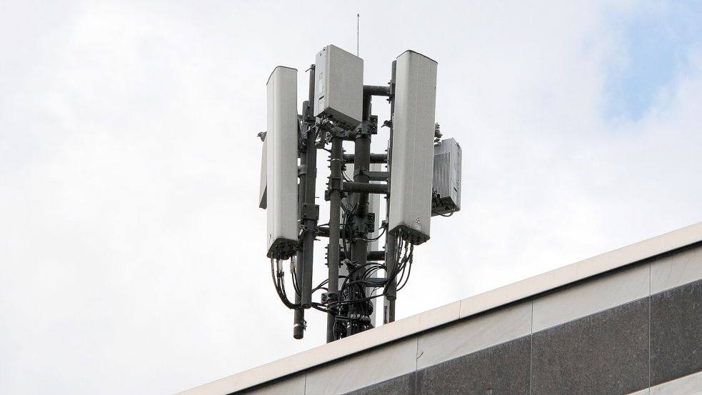 Mobilfunkantennen des Funkstandards 4G (länglich) und 5G (quadratisch) sind auf einem Dach montiert. Foto: Wolf von Dewitz/dpa-Zentralbild/dpa