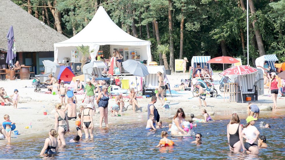 Endlich einmal Sommer: Ein Badesee-Tag, wie sich ihn der Schausteller Michael Langenscheidt öfter am Ottermeer wünschen würde. Foto: Böning