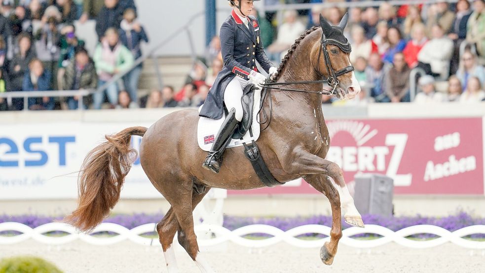 Hat sich für unangemessenes Verhalten entschuldigt: Charlotte Dujardin. Foto: Uwe Anspach/dpa