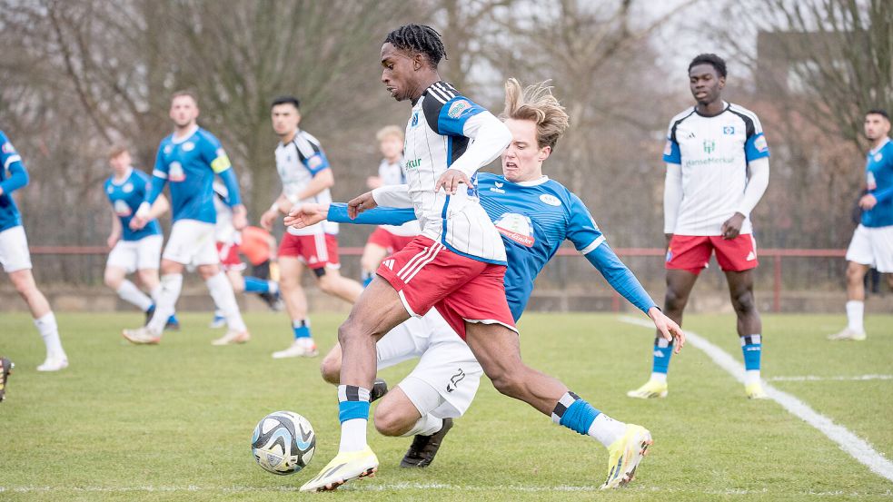 Der 20-jährige Tristan Darsow (blaues Trikot) sammelte bei Jeddeloh schon Regionalliga-Erfahrung, meist als Joker. Foto: Imago