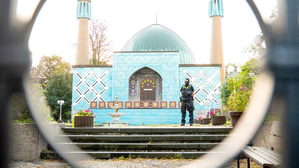 Dutzende Polizisten haben am frühen Morgen in Hamburg die Blaue Moschee abgeriegelt. Foto: dpa