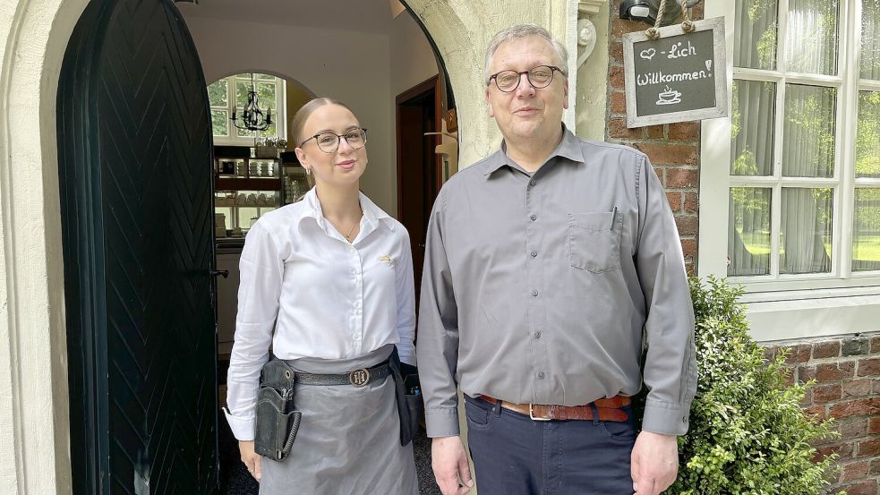 Auszubildende Laura Matic und Betriebsleiter Klaus Mahlmann haben unser Frühstück zubereitet. Foto: Nobel