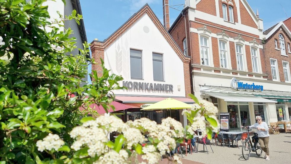 Augenzeugen berichteten, dass Beamte der Polizei mit Hunden in der Bäckerei nach Spuren suchten. Foto: Bothe