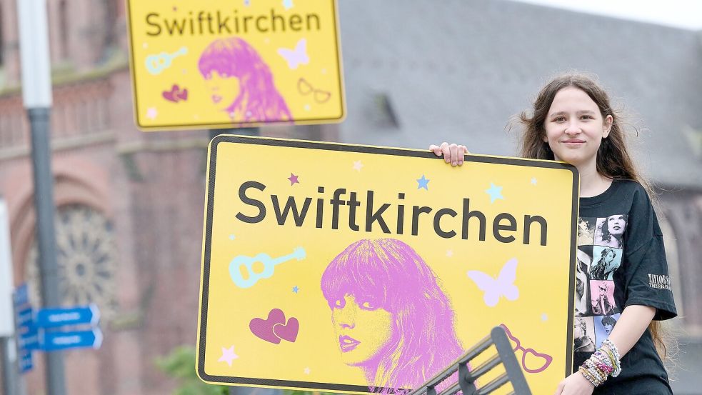 Die Schülerin Aleshanee Westhoff hatte mit einer Petition die Umbenennung angeregt. Das Schild wurde zum begehrten Selfie-Spot. Foto: Bernd Thissen/dpa