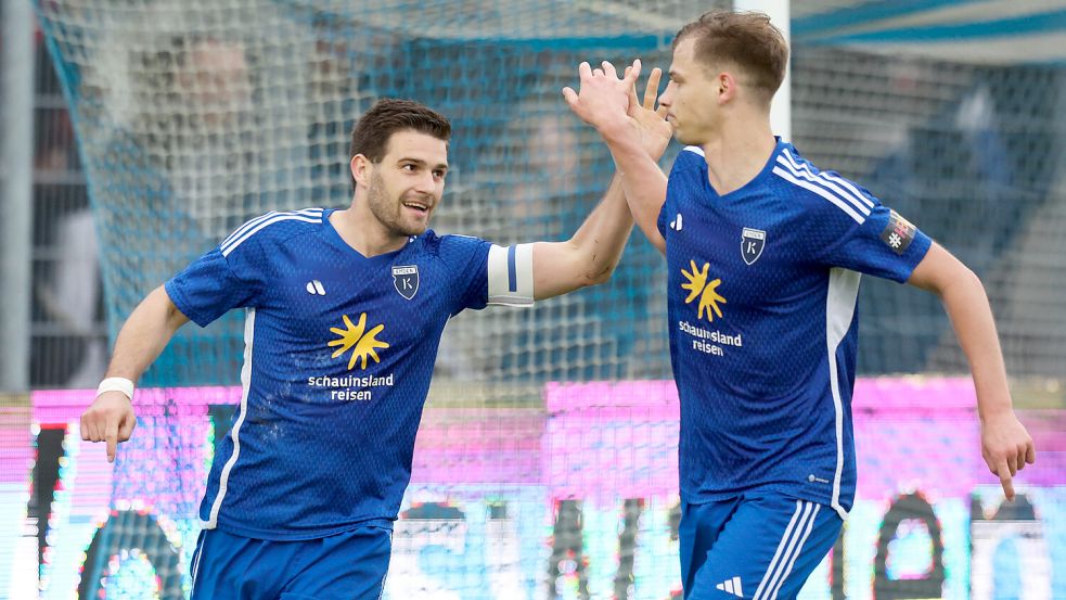 Tido Steffens (links) und David Schiller möchten auch in dieser Spielzeit häufig über Kickers-Tore jubeln. Fotos: Doden/Emden