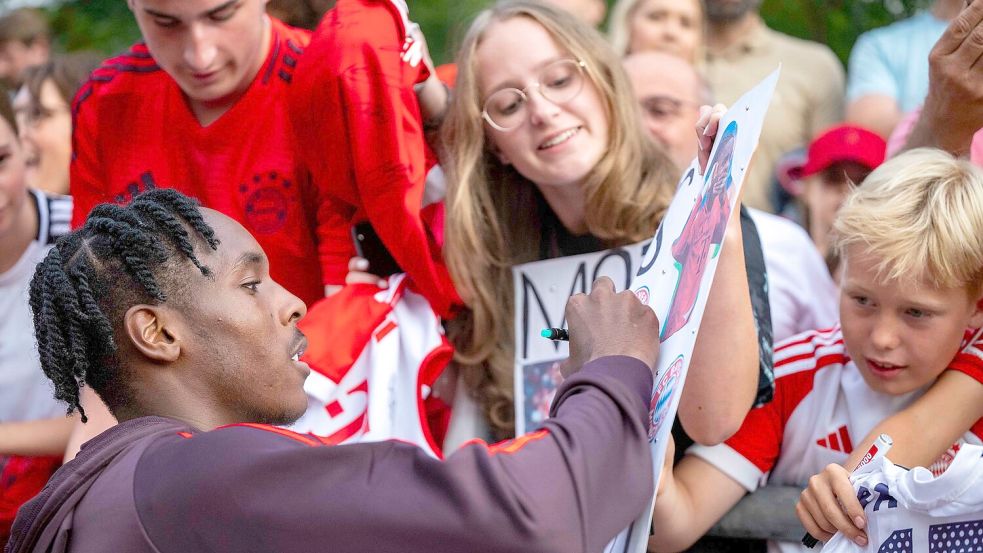 Die Autogramme der Bayern-Stars waren gefragt. Foto: David Inderlied/dpa