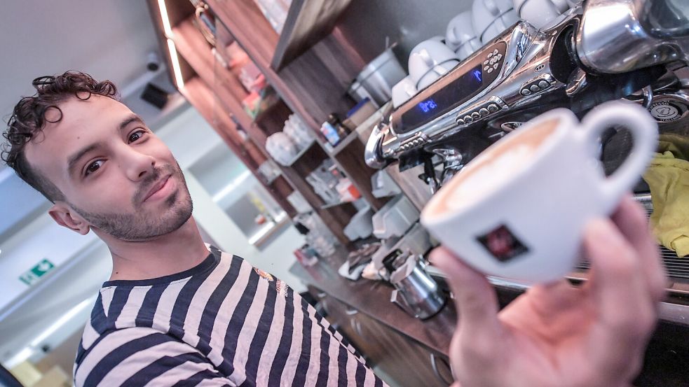 Kaffee kann er schon perfekt, jetzt fehlen noch Zertifikate in Deutsch und Medizinkenntnissen: Barista Wael Alalwi. Foto: Ortgies