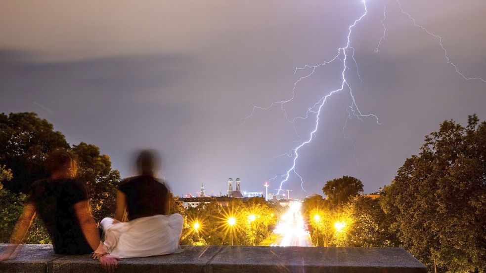 Am meisten blitzt es in Deutschland im August (Archivbild). Foto: Peter Kneffel/dpa