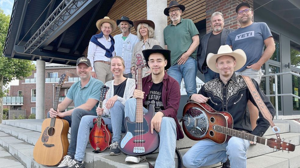 Sind beim Country- und Streetfood-Festival mit von der Partie: (hinten von links) Andreas Meinders, Dr. Norbert Knitsch, Eva Gorny-Ulmer, Manfred Schmäing (alle KAM), Basswood-Grove-Vorsitzender Karlheinz Müthrath und André Poelker von North Coast BBQ sowie (vorne von links) Jörn Winter, Sabrina Eilts, Lars Anton Roßbach und Benjamin Platt, die mit Anna-Lena Dannen (nicht im Bild) die Band „Hayride“ bilden. Foto: Janßen