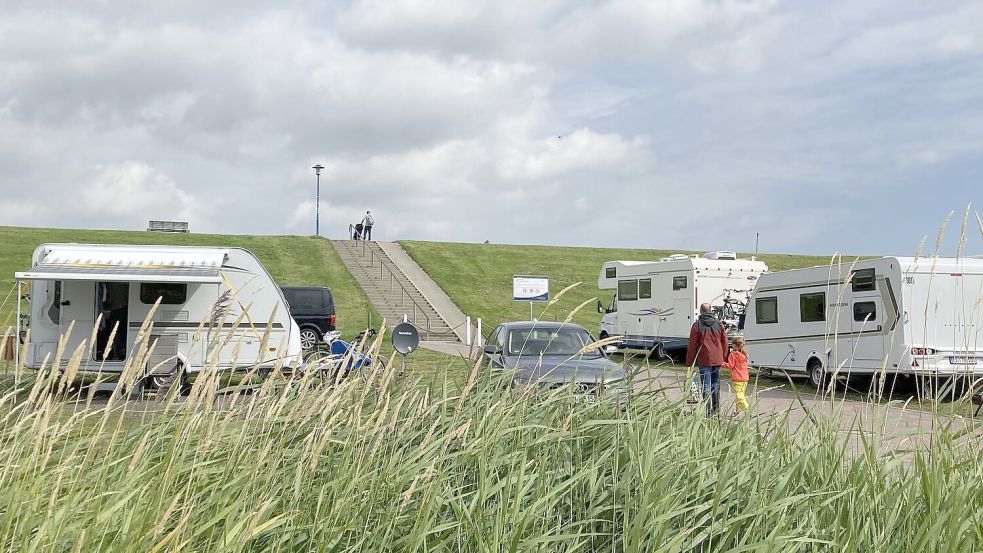 Der Campingplatz Neuharlingersiel liegt gleich hinter dem Deich. Foto: Oltmanns