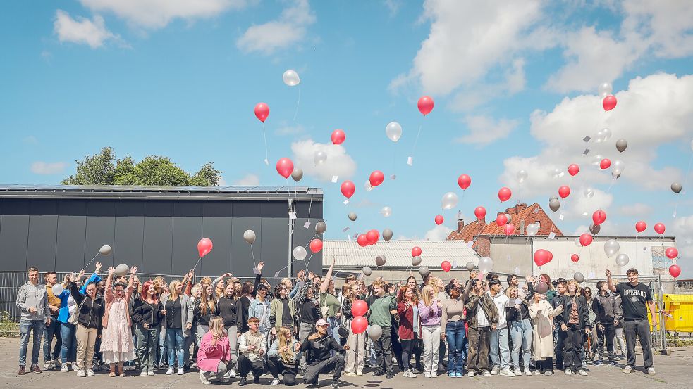 Nun ziehen sie wie Luftballons in die weite Welt, die insgesamt rund 100 jungen Menschen, die im vergangenen Jahr ihr Freiwilliges Soziales Jahr bei den Ostfriesischen Beschützenden Werkstätten geleistet haben. 85 von ihnen wurden von den obw feierlich verabschiedet. Foto: privat