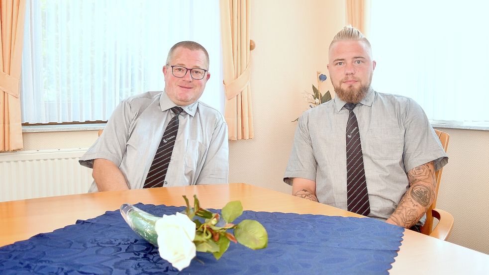 Firmengründer Christoph (links) und sein Sohn Jan-Christian Onneken feiern das Jubiläum des 25-jährigen Bestehens ihres Bestattungsunternehmens. Fotos: Ubben