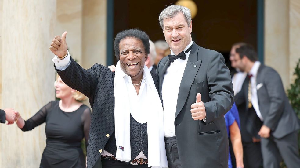 Roberto Blanco (l.) und Markus Söder genießen das Schaulaufen in Bayreuth Foto: Daniel Karmann/dpa