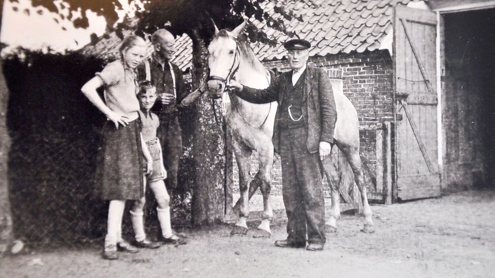 Drei Generationen lebten im Compagniehaus (von rechts): Gastwirt Niclas Strüfing mit seinem Schwiegersohn Hans Kortmann und dessen Kindern Elfriede und Klaus. Die Geburt ihrer jüngeren Schwester steht zum Zeitpunkt der Aufnahme noch an. Foto: privat