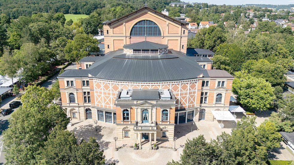 Das einzigartige Bayreuther Festspielhaus aus der Luft (Drohnenaufnahme). Foto: Daniel Karmann/dpa