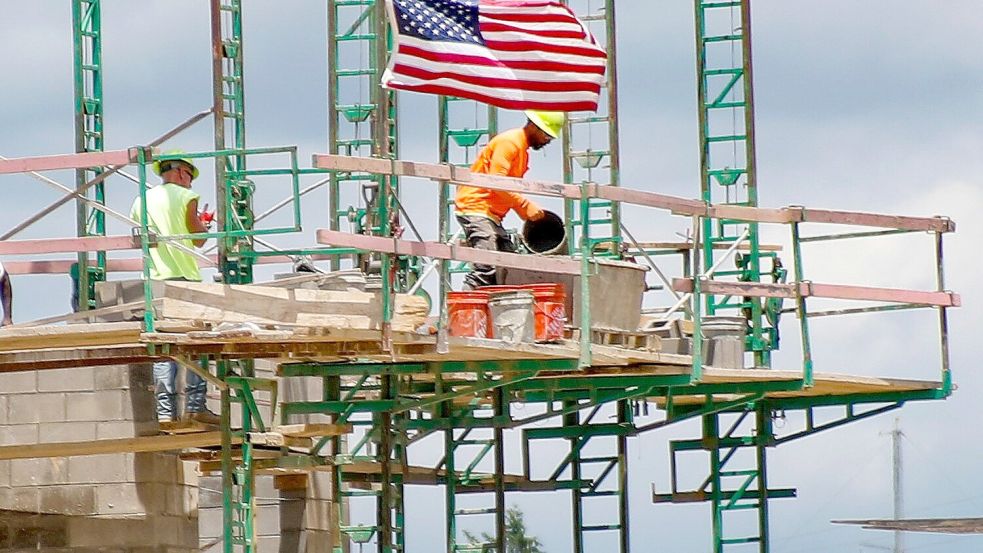 Bauarbeiter auf einer Baustelle in den USA Foto: Keith Srakocic/AP/dpa