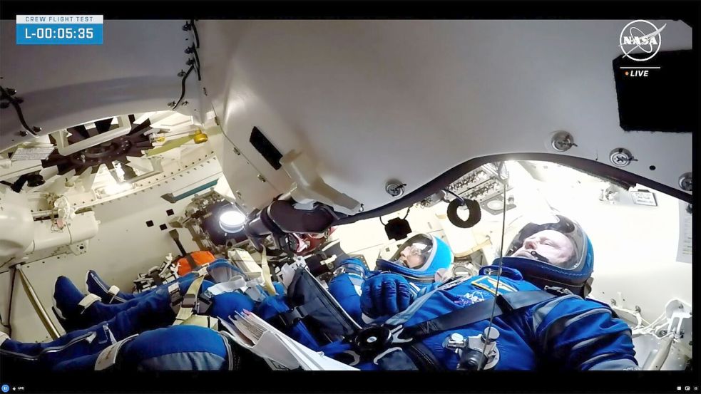 Auf dem von der Nasa veröffentlichten Foto warten die Nasa-Astronauten Butch Wilmore (r) und Suni Williams auf den Start in der Boeing „Starliner“-Kapsel im Space Launch Complex 41. (Archivbild) Foto: Uncredited/NASA/AP/dpa