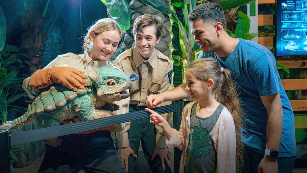 Bei der Ausstellung dürfen die Besucher Dino-Repliken streicheln. Foto: ---/Escenario Ocesa/dpa