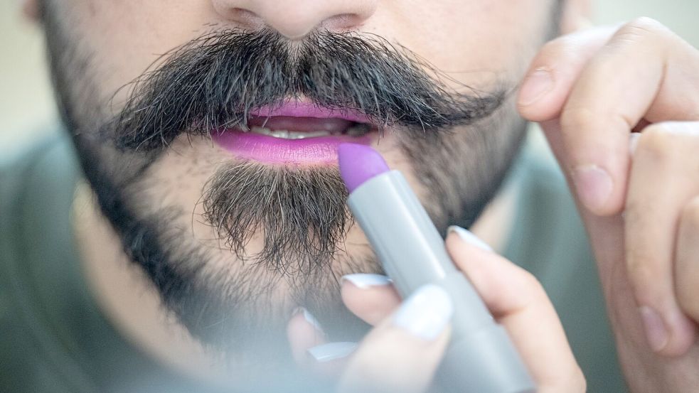 Lippenstift und Bart passen aus Sicht von Visagist Rene Koch gut zusammen. Foto: Hannes P. Albert/dpa