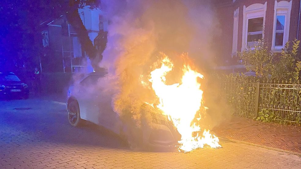 Der Frontbereich des hochwertigen Audi brannte vollständig aus. Foto: Feuerwehr