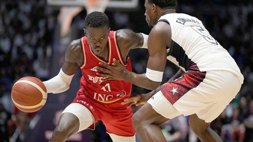 Dennis Schröder attackiert die Defense der USA. Foto: Alastair Grant/AP