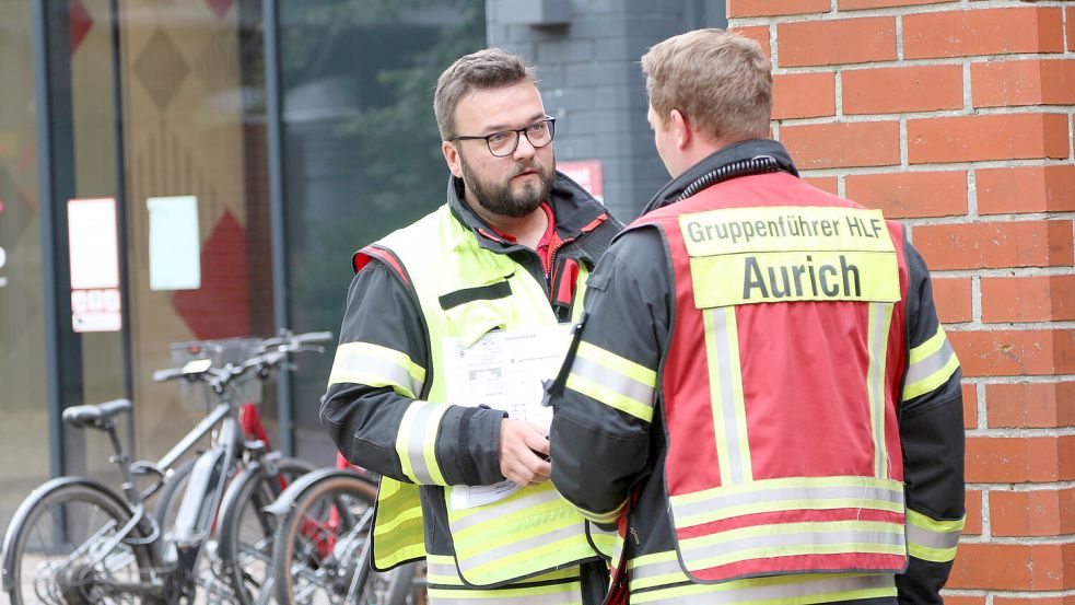 Ortsbrandmeister Bernd Saathoff leitete den Einsatz. Foto: Romuald Banik