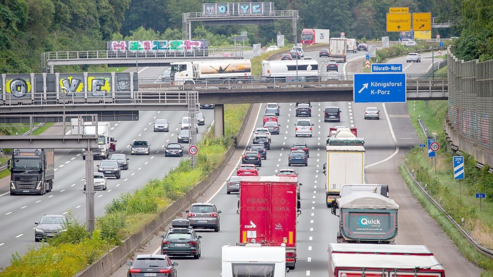 Derzeit sind viele Autobahnen richtig voll, warnt der ADAC. (Archivbild) Foto: Thomas Banneyer/dpa