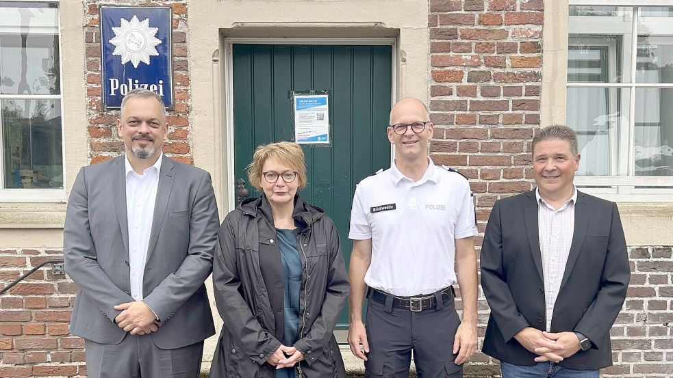 Gute Nachrichten hatte die Innenministerin beim Besuch der Polizei in Norden im Gepäck (von links): Christian Schwarz (Polizeidirektion Osnabrück), Ministerin Daniela Behrens, Ingo Brickwedde und Michael Pape (Leitung Polizei Norden).Foto: Polizei