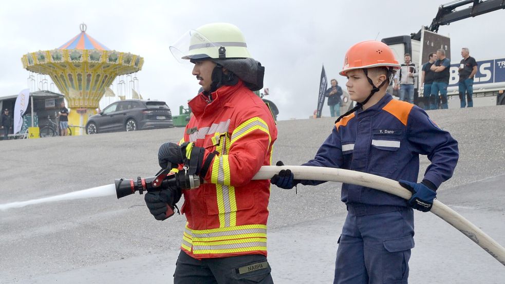 Die Jugendfeuerwehr Norden zeigte der Ministerin ihr Können. Foto: Aiko Recke