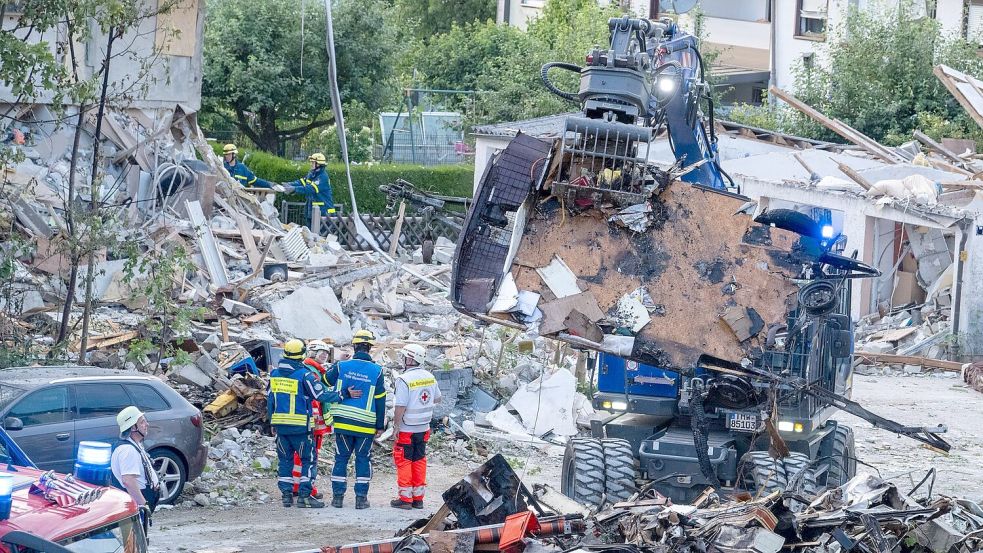 Im Einsatz ist auch schweres Gerät. Foto: Stefan Puchner/dpa