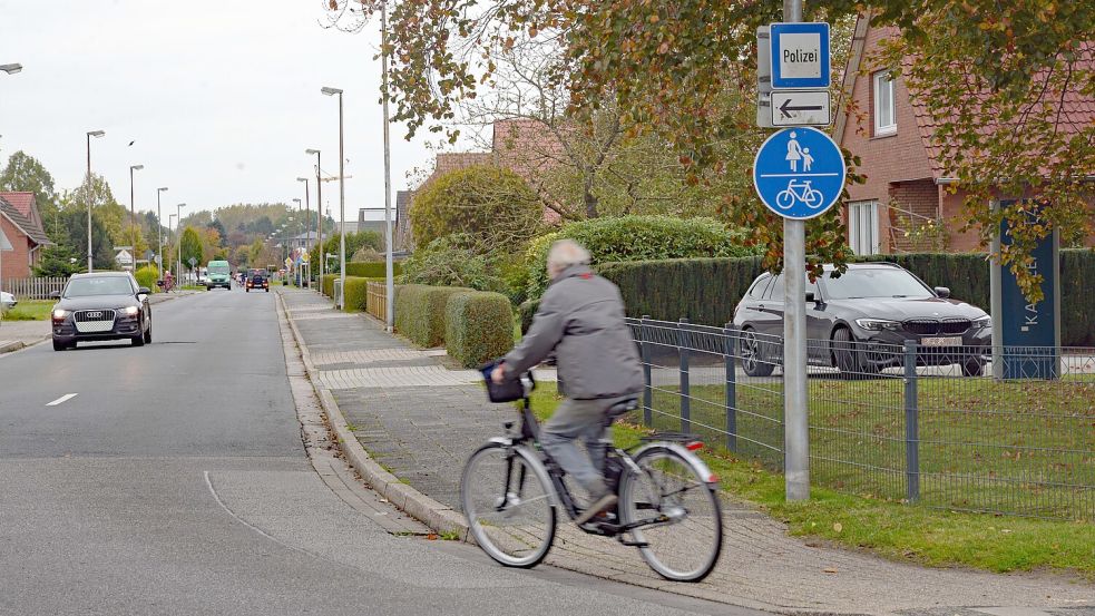 Die Geh- und Radwege in Moormerland sind an vielen Straßen schon etwas älter. Taugen sie noch für den Alltag? Foto: Lüppen/Archiv